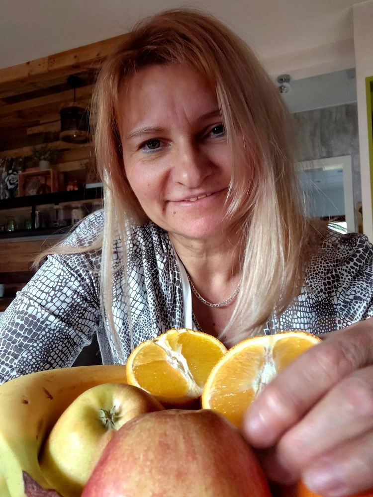 NaturTeller – vegane Ernährungsberatung - Sabine Hock mit Obstkorb