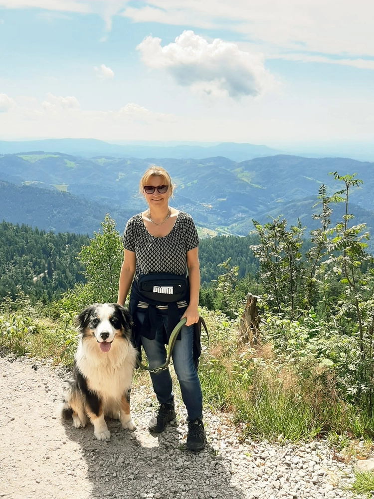 NaturTeller – vegane Ernährungsberatung - Sabine Hock mit Hund