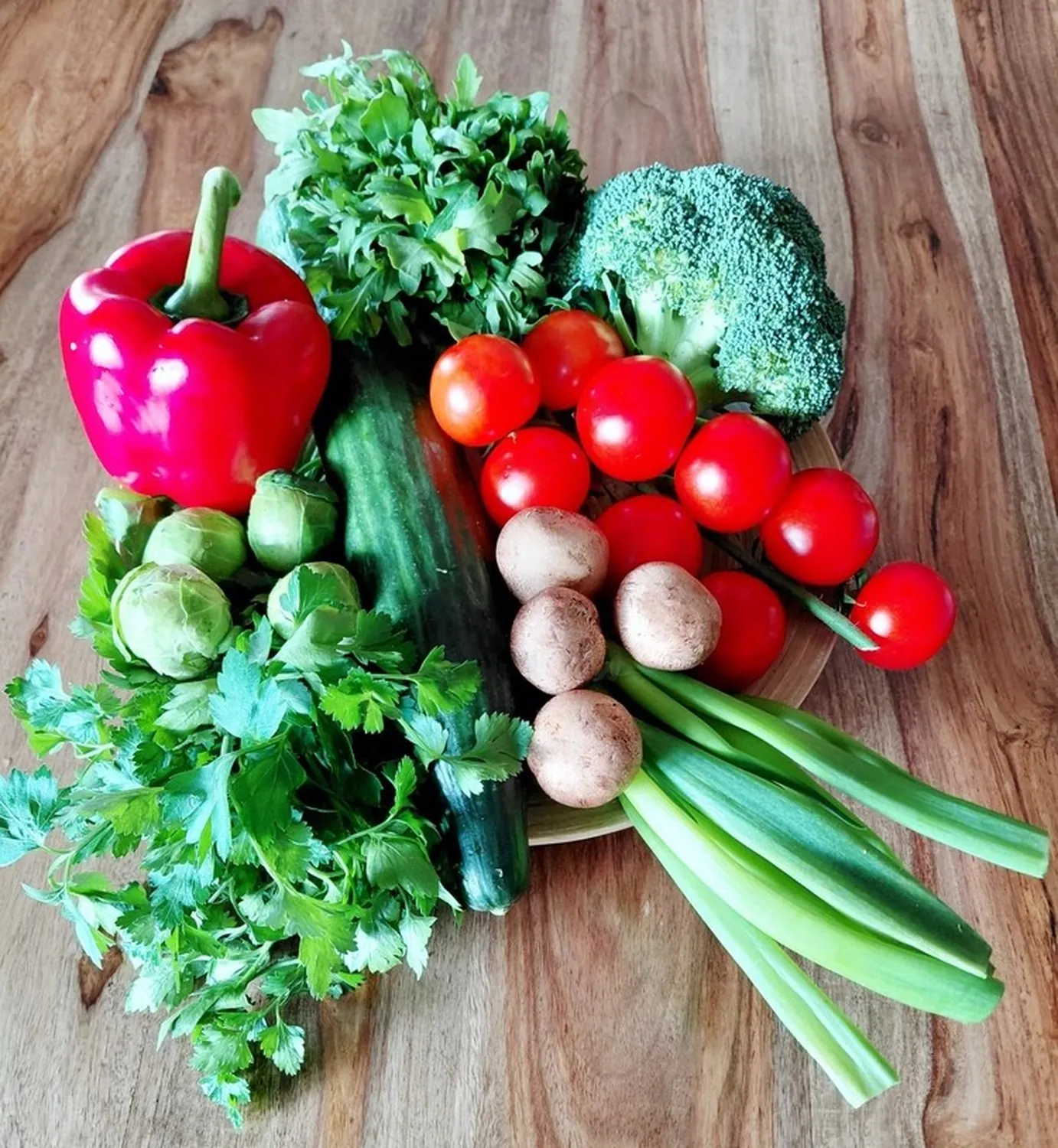 NaturTeller – vegane Ernährungsberatung - Gemüse auf einem Holztisch